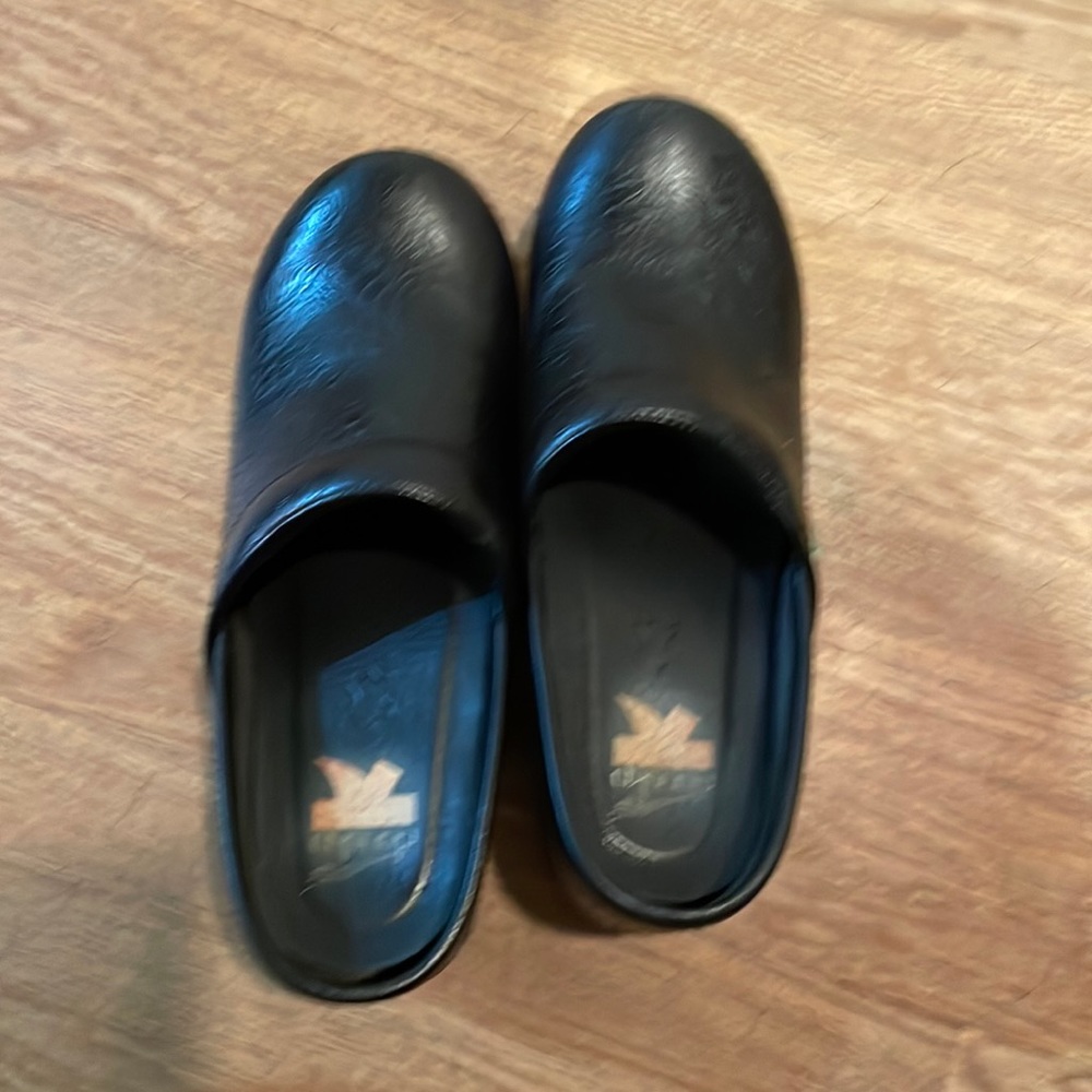 Dansko Black Embossed Leather Clogs Sz 36